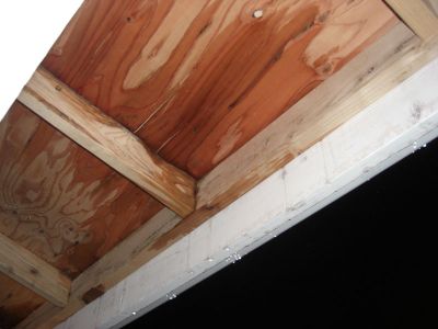 Перфорований сайдинг – софіт для обробки карнизних звисів Перфорований сайдинг – софіт для обробки карнизних звисів