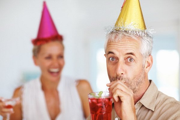 60 років чоловікові — сценарій ювілею для веселих і дружних