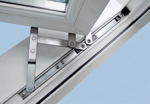 Фурнітура для пластикових вікон: вивчаємо 3 основні «мязи вікна», регулюємо, змащуємо