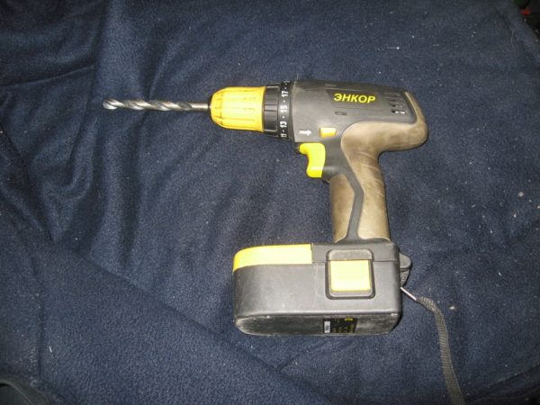 Як зробити полицю на стіну своїми руками: 3 простих варіанти для новачка