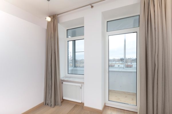 Як самостійно встановити балконні двері за 16 простих кроків