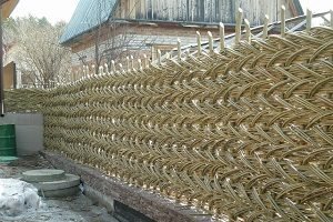 Як зробити тин на дачі своїми руками: інструкція, матеріали і рекомендації з виготовлення