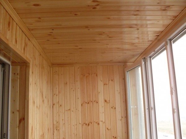 Як обшити балкон вагонкою – повний опис робочого процесу від вибору матеріалів до нанесення захисного покриття