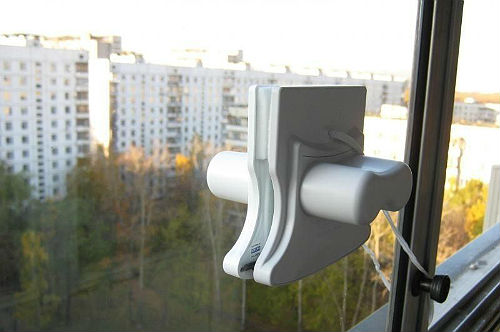 Магнітна щітка для миття вікон або секрет швидкої і безпечної чищення скла