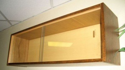 Як зробити полицю на стіну своїми руками з дерева і скла?