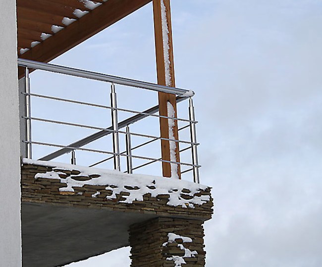 Балконні огорожі: параметри і варіанти Балконні огорожі: параметри і варіанти