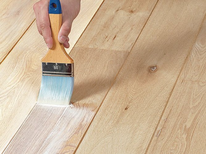 Як самостійно покрити лаком паркет