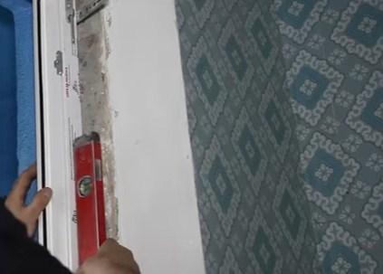 Як самостійно встановити балконні двері за 16 простих кроків