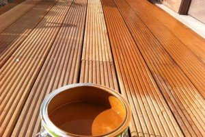 Масла для захисної обробки терасної дошки: особливості вибору та використання