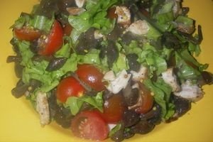 Салат з маринованими опеньками: різноманітні рецепти з куркою, шинкою і картоплею