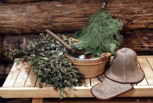 Як і коли заготовляти віники для лазні: строки заготівлі, правила сушіння, вязки, зберігання та запарювання банних віників, фото і відео