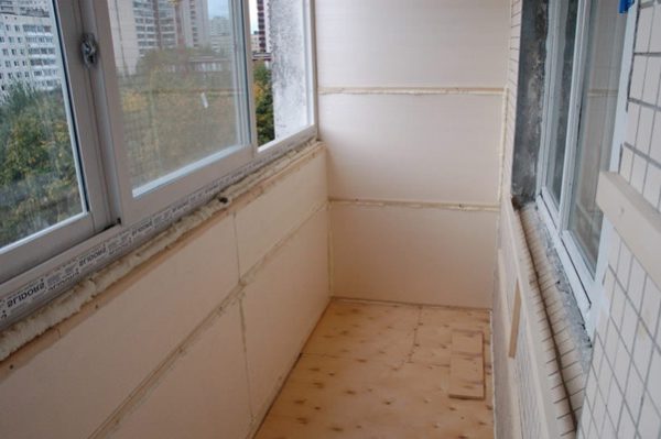 Як обшити балкон вагонкою – повний опис робочого процесу від вибору матеріалів до нанесення захисного покриття