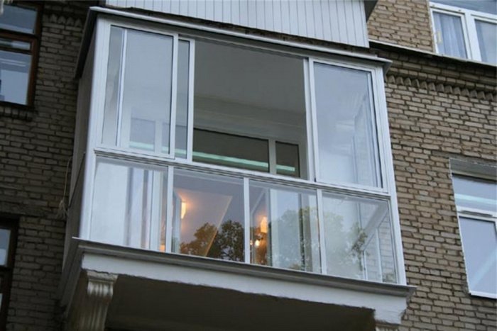 Скління балконів у хрущовках   ціна, засклення з виносом і відео про монтаж