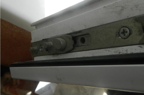 Фурнітура для пластикових вікон: вивчаємо 3 основні «мязи вікна», регулюємо, змащуємо