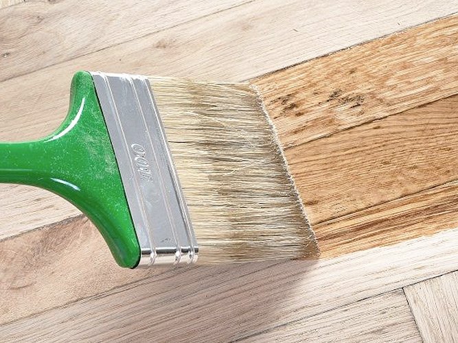 Як самостійно покрити лаком паркет