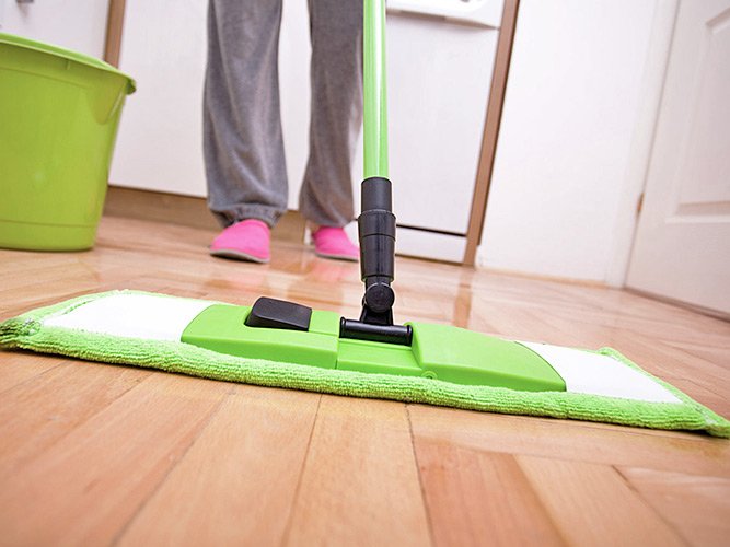 Правильний догляд за паркетною дошкою і паркетом — спосіб зберегти покриття