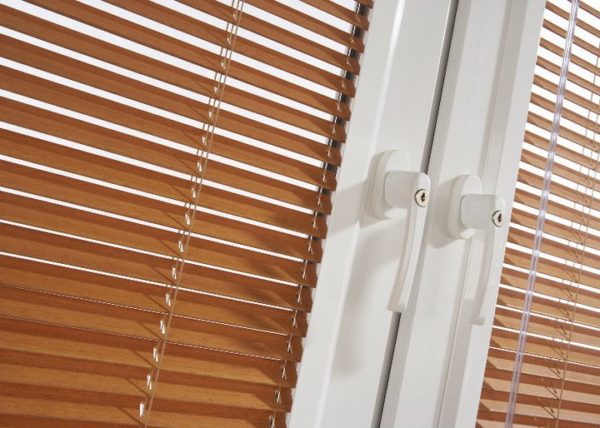 Жалюзі на пластикові вікна — 9 видів виробів