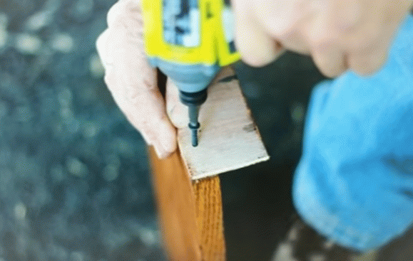 Як зробити полицю на стіну своїми руками: 3 простих варіанти для новачка