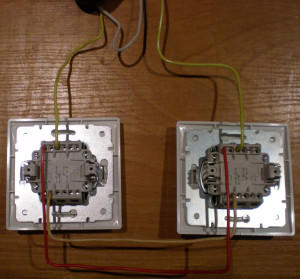 Як підключати вимикач двоклавішний   до двох лампочок та відео інструкція про підключення