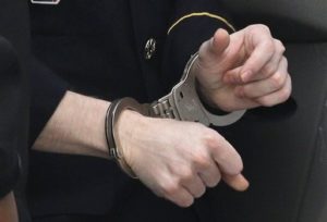 Сонник Наручники на руках: жінці, дівчині у сні бачити