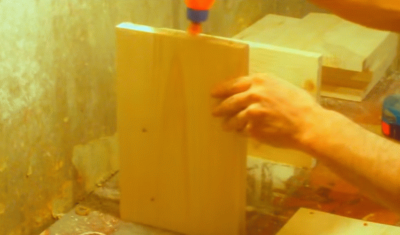 Як зробити полицю на стіну своїми руками: 3 простих варіанти для новачка