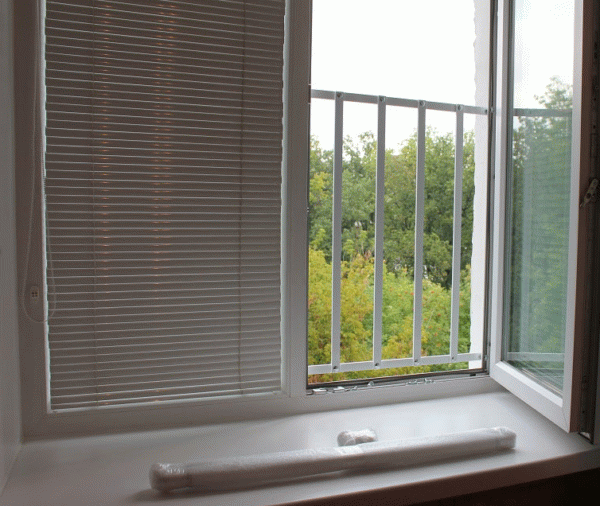 Замки на пластикові вікна від дітей та інші ефективні засоби безпеки: 6 основних видів