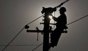 Стовп для електрики на дачі: ціна, правила установки і підключення