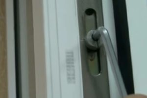 Фурнітура для пластикових вікон: вивчаємо 3 основні «мязи вікна», регулюємо, змащуємо