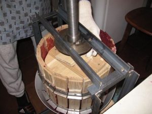 Як зробити прес для винограду своїми руками: пристрій, вибір матеріалу і покроковий процес виготовлення