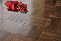 Темний паркет в інтерєрі — фото приклади