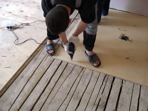 Теплі водяні підлоги на деревяну підлогу: всі 3 етапи монтажу з урахуванням особливостей підстави