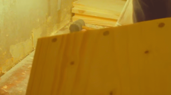 Як зробити полицю на стіну своїми руками: 3 простих варіанти для новачка