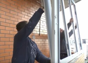 Засклення балконів в хрущовці: наводимо балкон в порядок за 3 кроки