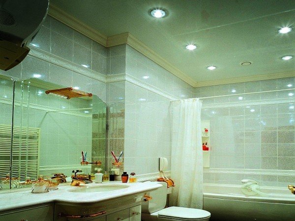 Обробка стелі у ванній, можливі способи та їх переваги