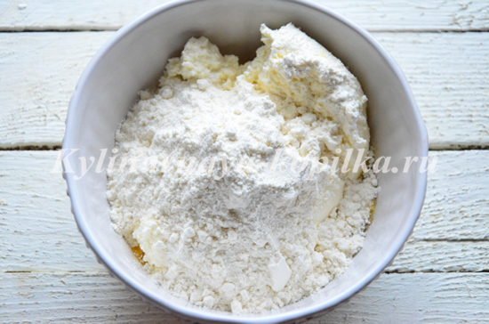 Сирники з сиру з родзинками: рецепт з фото покроково