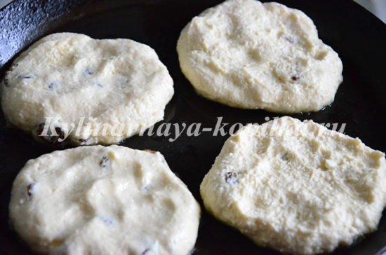 Сирники з сиру з родзинками: рецепт з фото покроково