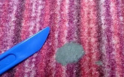 Як очистити пластилін з одягу: чим відіпрати і як вивести