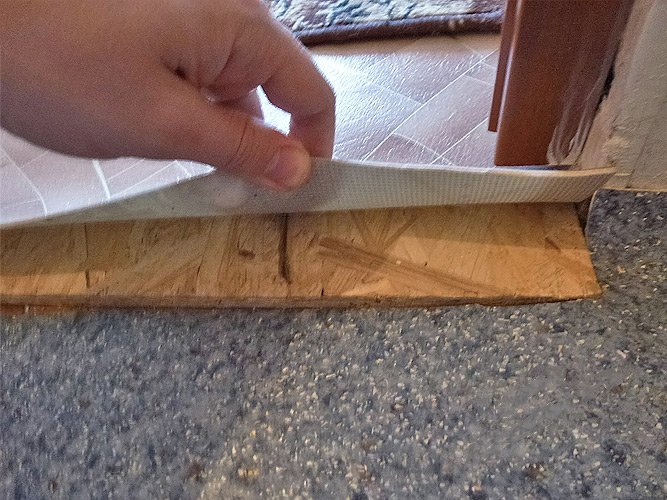 Можна укладати лінолеум на паркет
