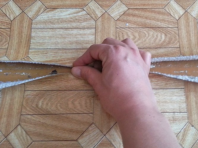 Можна укладати лінолеум на паркет