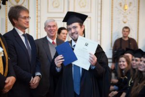 Сонник Диплом червоний: захищати, одержувати в сні бачити до чого?