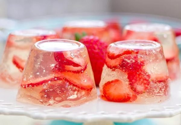 Алкогольне желе: рецепти желейних шотів з горілкою та іншими напоями, а також прості способи приготування оригінального десерту Алкогольне желе: рецепти желейних шотів з горілкою та іншими напоями, а також прості способи приготування оригінального десерту