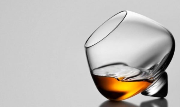Келихи для коньяку: снифтер, чарка тюльпан, фужер для бренді, стакан воббл або балон   визначаємося з вибором кращої посуду для напою