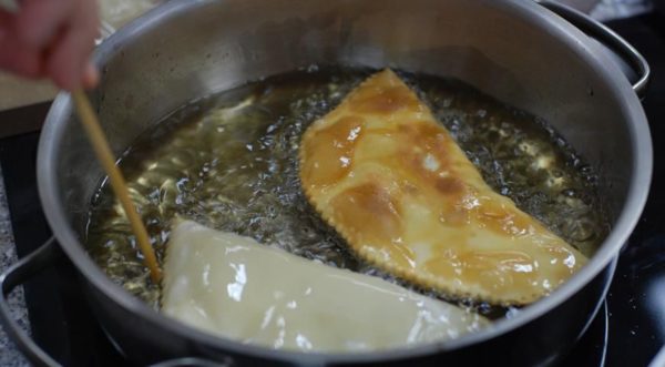 Чебуреки з горілкою: покроковий рецепт з фото, хрустке тісто без яєць в домашніх умовах