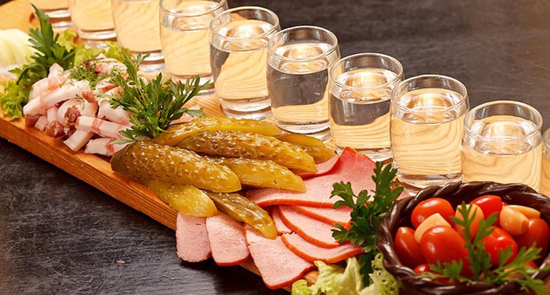 Чим закушувати горілку: як правильно пити, щоб не хворіти з похмілля, і яку краще вибирати закуску