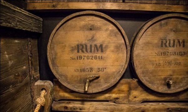 Історія рома: походження міцного алкогольного напою піратів, відважних моряків і справжніх чоловіків, а також його детальна класифікація