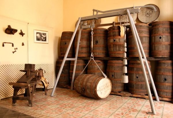 Історія рома: походження міцного алкогольного напою піратів, відважних моряків і справжніх чоловіків, а також його детальна класифікація