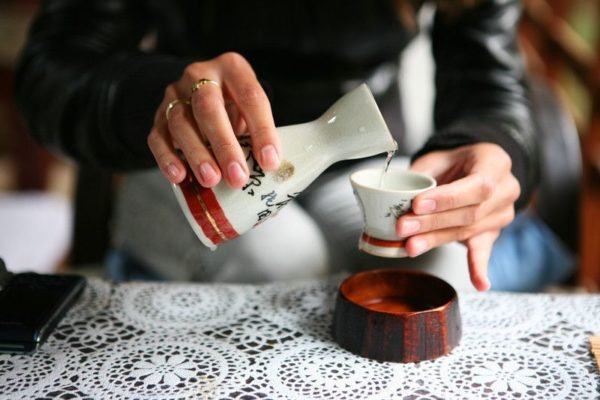 Як пити саке: з чого пють японську горілку і як це правильно робити в домашніх умовах Як пити саке: з чого пють японську горілку і як це правильно робити в домашніх умовах