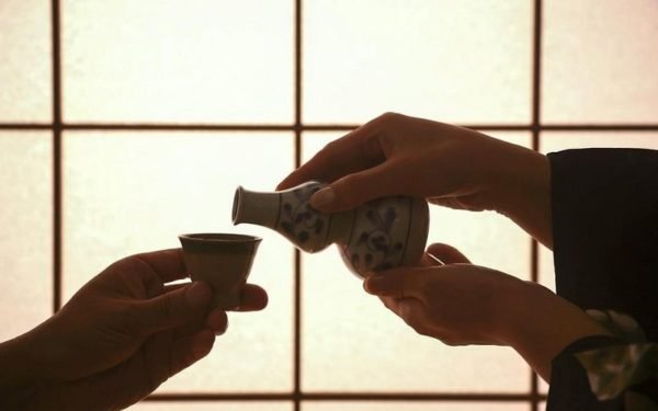 Як пити саке: з чого пють японську горілку і як це правильно робити в домашніх умовах Як пити саке: з чого пють японську горілку і як це правильно робити в домашніх умовах