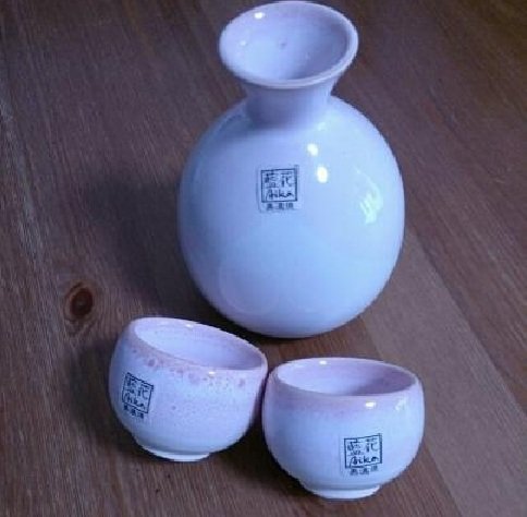 Як пити саке: з чого пють японську горілку і як це правильно робити в домашніх умовах Як пити саке: з чого пють японську горілку і як це правильно робити в домашніх умовах