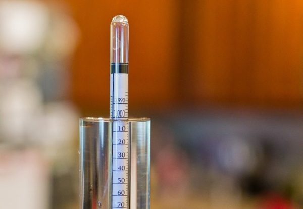 Як користуватися спиртометром: з чого складається оптичний, побутової та інші ареометри, і як з їх допомогою визначити фортеця вина, пива й самогону Як користуватися спиртометром: з чого складається оптичний, побутової та інші ареометри, і як з їх допомогою визначити фортеця вина, пива й самогону